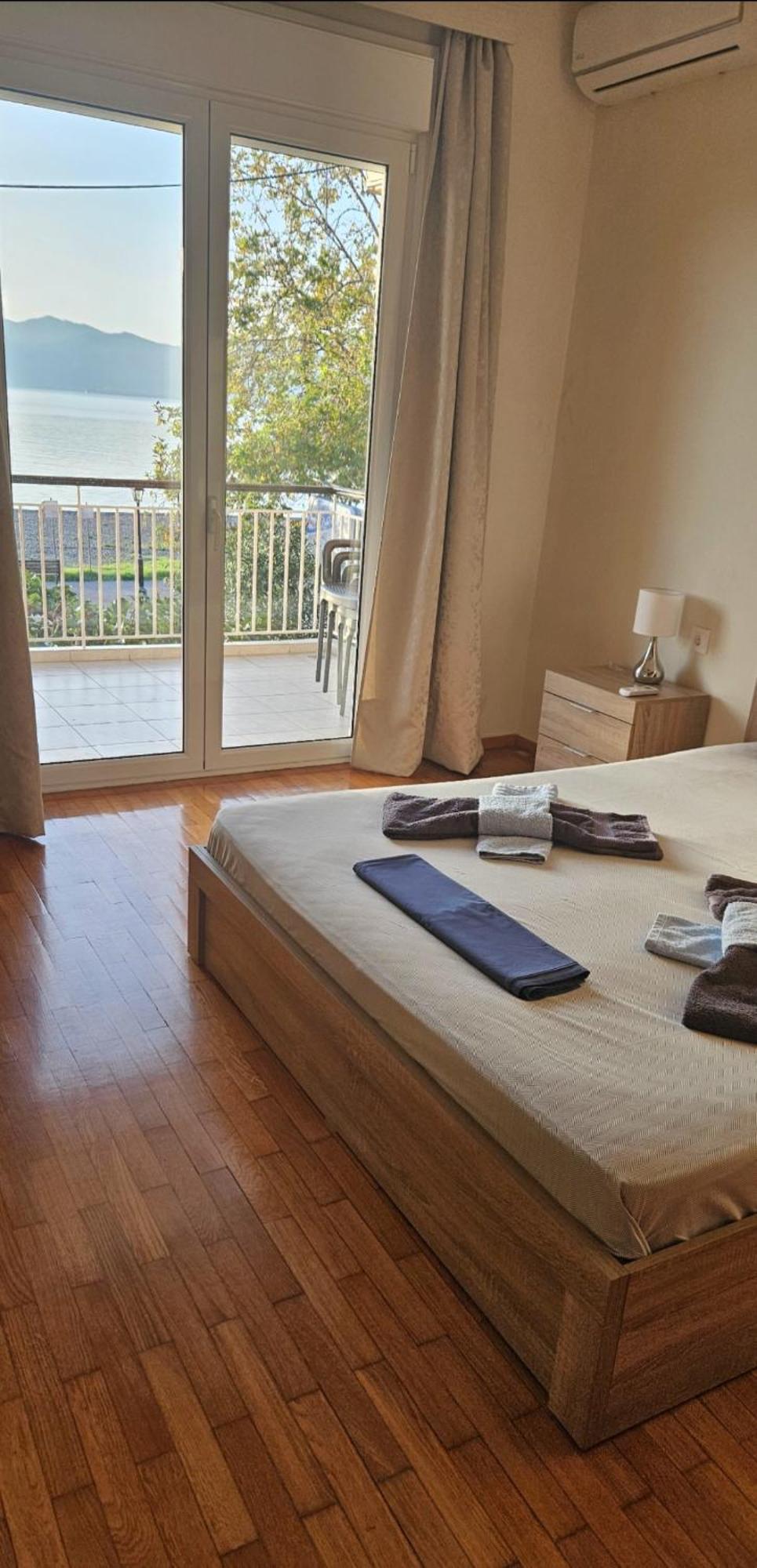 Nafpaktos Beach House Sea View Apartment First Floor Екстер'єр фото