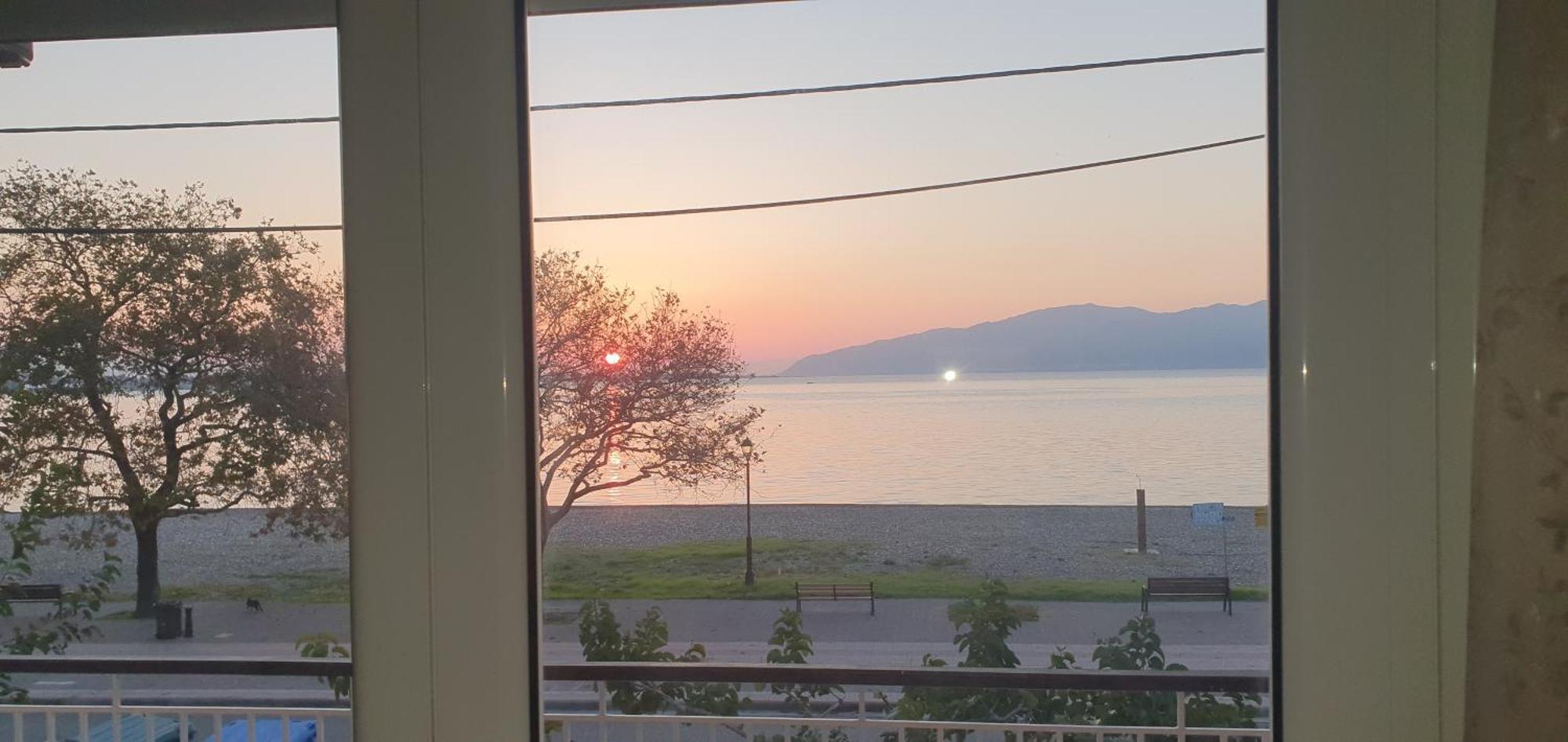 Nafpaktos Beach House Sea View Apartment First Floor Екстер'єр фото